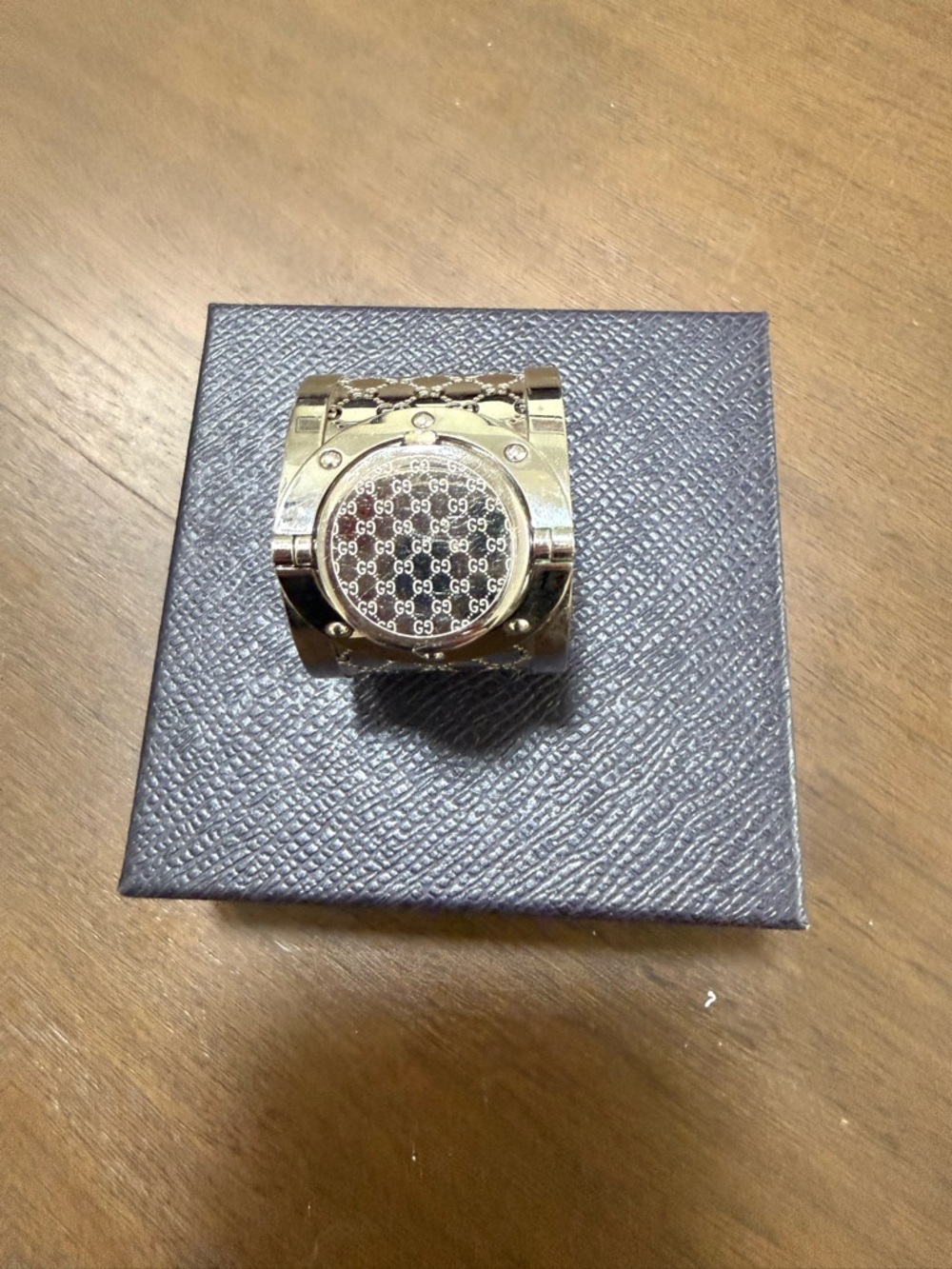 Gucci Silver 112 Twirl GG Pattern Cuff Watch with Gray Dial - Picture 2 of 7